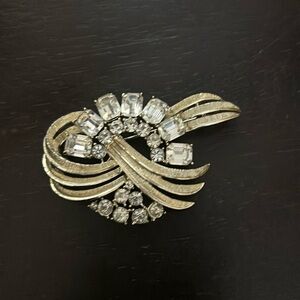 Coro Rhinestone Brooch Pin Prong Set Circle Wreath Ribbon Silver Tone Vintage